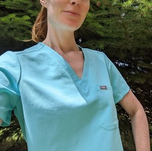 FIGS Catarina™ One-Pocket AQUA Scrub Top